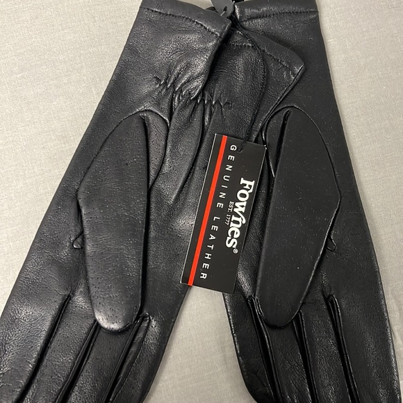 Black Leather Gloves - Picture 3 of 4